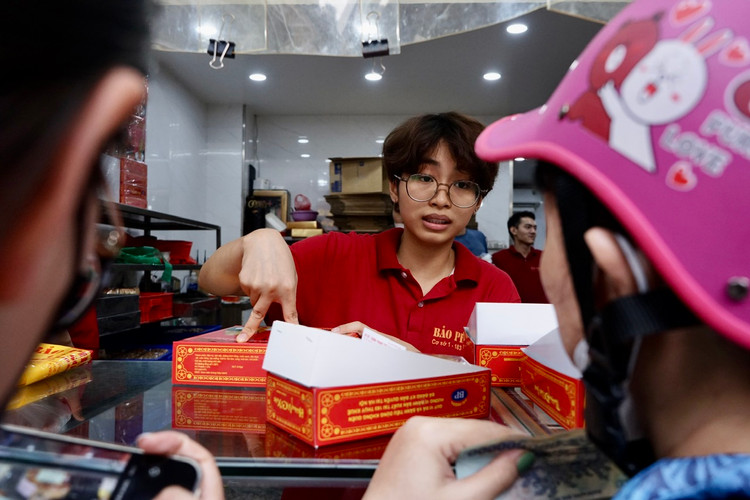 Do có sự chuẩn bị sẵn cho nên dù đông khách nhưng nhân viên phục vụ rất nhanh.