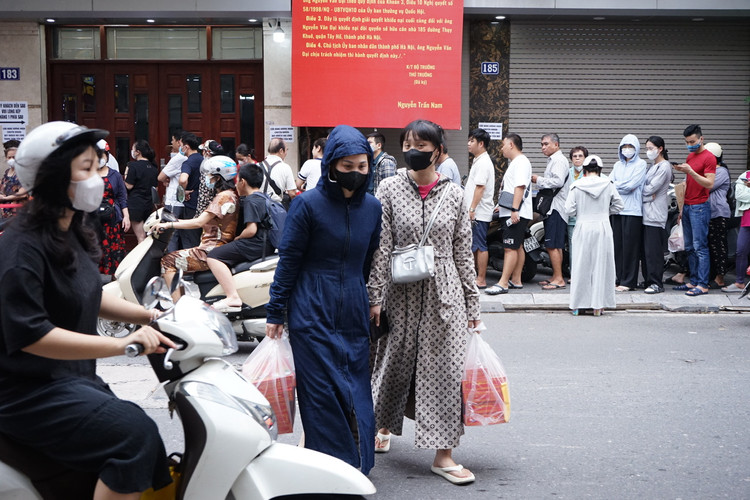 Nhiều người tỏ ra rất vui mừng sau khi mua được bánh.