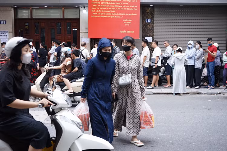 Nhiều người tỏ ra rất vui mừng sau khi mua được bánh.