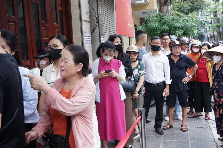 Kiên nhẫn xếp hàng một cách trật tự, không có sự chen lấn xô đẩy.