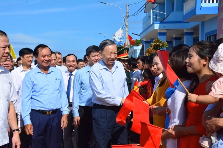 Tổng Bí thư, Chủ tịch nước Tô Lâm đến thăm và làm việc tại huyện đảo Cồn Cỏ sáng 16/10. Ảnh: Báo QĐND
