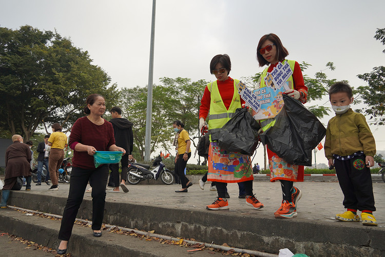 Người dân đi thả cá chủ yếu đựng bằng nồi, chậu, xô...