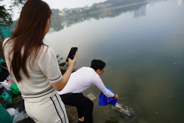 Nhiều người còn tranh thủ ghi hình làm kỷ niệm.