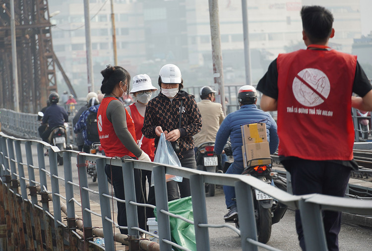 Khi người dân có nhu cầu, các bạn trẻ nhanh chóng chạy đến hỗ trợ.