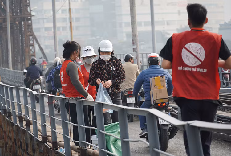 Khi người dân có nhu cầu, các bạn trẻ nhanh chóng chạy đến hỗ trợ.