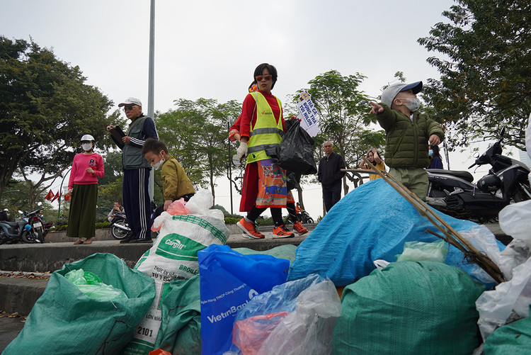 Tại khu vực Hồ Tây, các bao tải đã đầy ắp túi nilon.