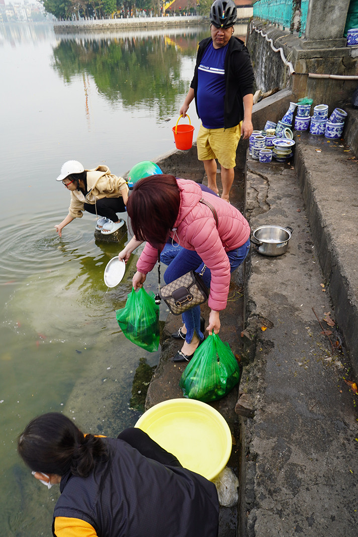 Nhưng cũng có người mang rất nhiều cá ra thả, một hình thức phóng sinh.