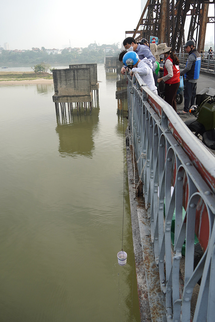 Sau đó dùng dây thừng từ từ hạ xuống.