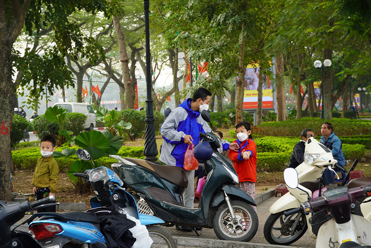 Ngay từ sáng sớm, rất đông người dân đã ra khu vực Hồ Tây để thả cá.