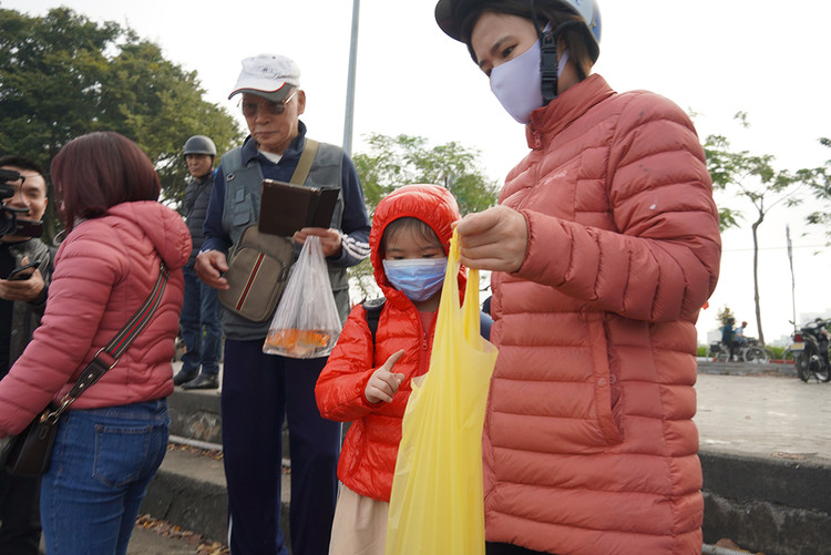 Các em nhỏ tỏ ra rất thích khi được đi cùng bố mẹ.