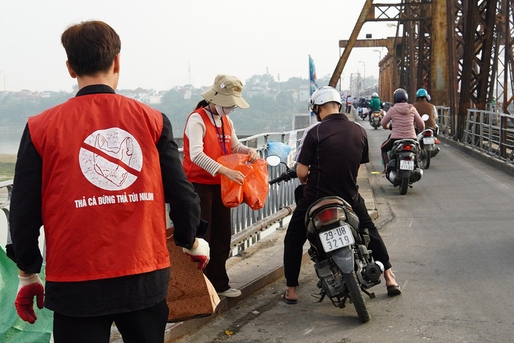 Ngoài hỗ trợ thả cá giúp, các bạn trẻ còn thu gom tro hóa vàng.