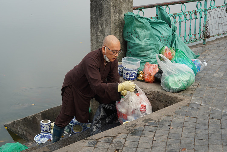 Đã nhiều năm, thầy Thích Tịnh Giác, chùa Phúc Sơn, Hà Nội thu gom đồ thờ cúng vào những ngày cúng ông Công ông Táo.
