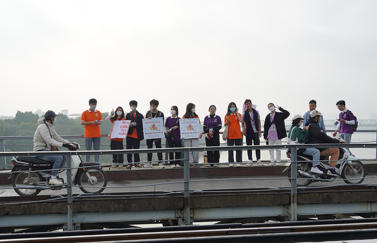Tại khu vực hai bên cầu Long Biên có nhóm tình nguyện viên Đường Táo Quân.