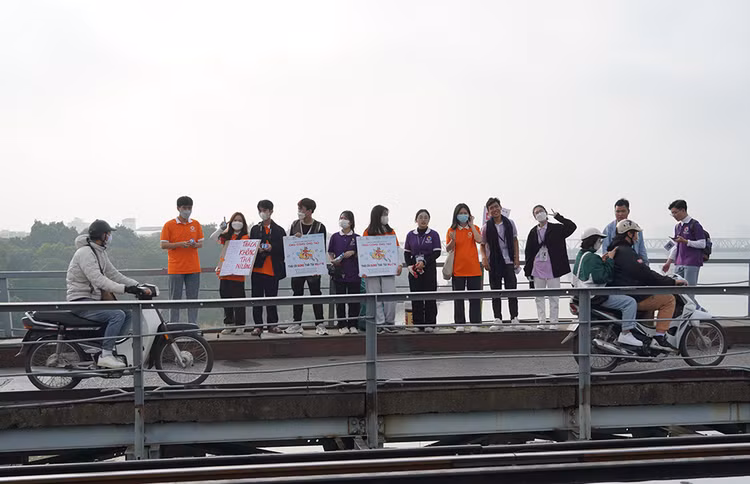 Tại khu vực hai bên cầu Long Biên có nhóm tình nguyện viên Đường Táo Quân.