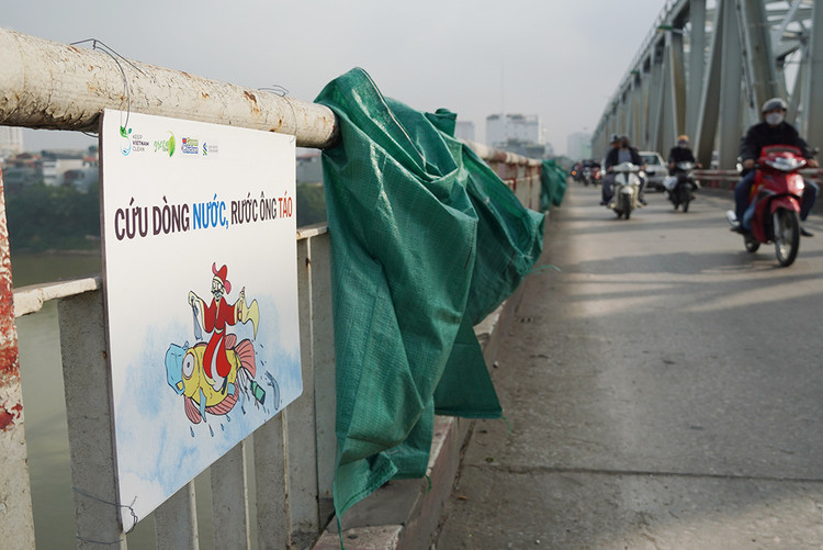 Rất nhiều túi bao tải để sẵn hai bên thành cầu Chương Dương.