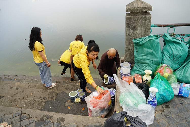 Thầy Thích Tịnh Giác, chùa Phúc Sơn, Hà Nội cùng các tình nguyện viên nhóm Thiện Tâm An đang thu gom các vật dụng thờ cúng của người dân mang ra để đây.