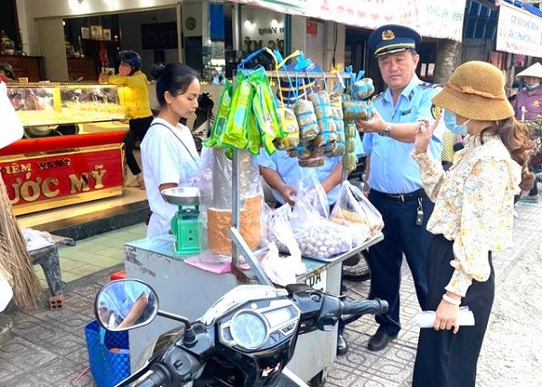 Lực lượng chức năng kiểm tra an toàn vệ sinh thực phẩm. Ảnh minh họa