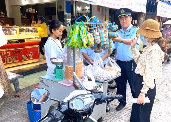 Lực lượng chức năng kiểm tra an toàn vệ sinh thực phẩm. Ảnh minh họa