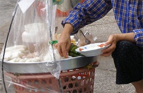 Bốc đồ ăn cho khách bằng tay trần.