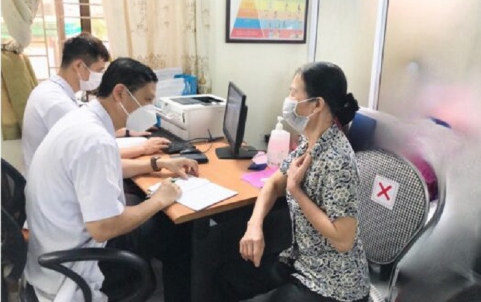 Thăm khám cho bệnh nhân tuyến giáp tại Bệnh viện Nội tiết Trung ương.