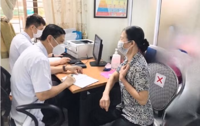 Thăm khám cho bệnh nhân tuyến giáp tại Bệnh viện Nội tiết Trung ương.