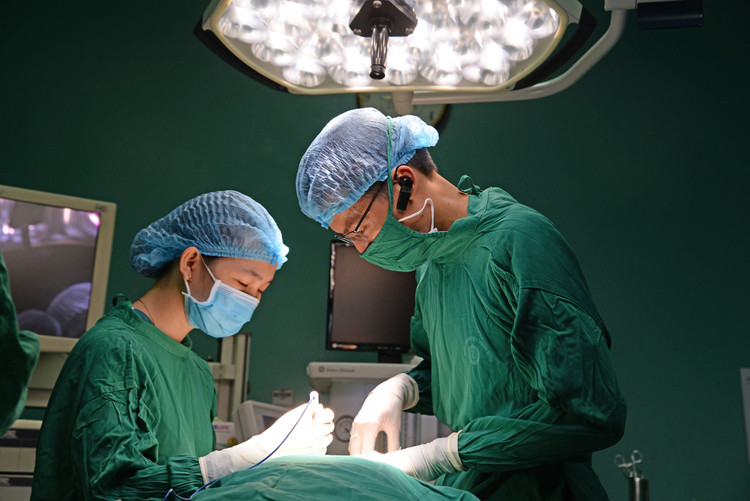 Bác sĩ phẫu thuật cho bệnh nhân mắc tuyến giáp tại Bệnh viện Nội tiết Trung ương.