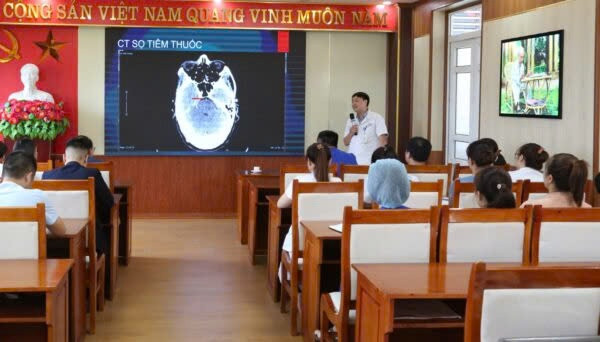 Chương trình tập huấn của các bác sĩ Bệnh viện Đa khoa tỉnh Phú Thọ tại Trung tâm Y tế huyện Yên Lập. Chương trình tập huấn của các bác sĩ Bệnh viện Đa khoa tỉnh Phú Thọ tại Trung tâm Y tế huyện Yên Lập.