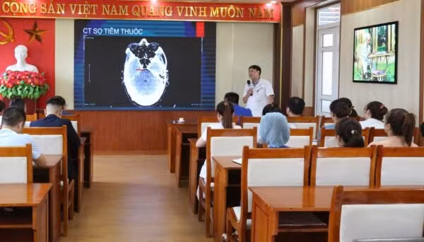 Chương trình tập huấn của các bác sĩ Bệnh viện Đa khoa tỉnh Phú Thọ tại Trung tâm Y tế huyện Yên Lập.