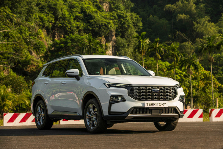 Ford Territory thế hệ mới có công nghệ đỗ xe tự động, cho phép người lái chỉ cần sử dụng một nút bấm để quét vị trí đỗ phù hợp và xe sẽ tự di chuyển vào khu vực đỗ.