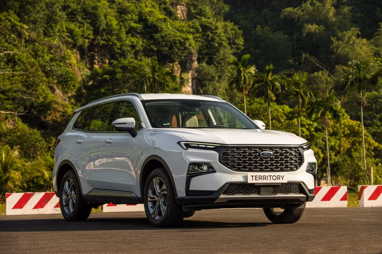 Ford Territory thế hệ mới có công nghệ đỗ xe tự động, cho phép người lái chỉ cần sử dụng một nút bấm để quét vị trí đỗ phù hợp và xe sẽ tự di chuyển vào khu vực đỗ.