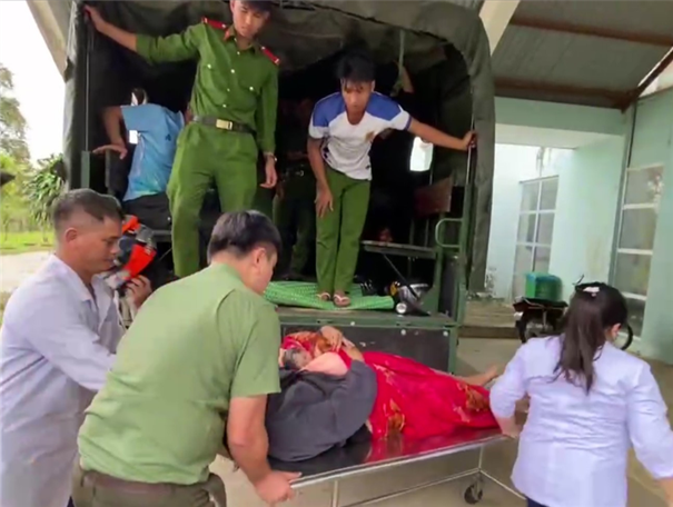 Các cán bộ, chiến sĩ Công an tỉnh Quảng Ngãi hỗ trợ sản phụ sinh dọc đường và đưa đi cấp cứu.