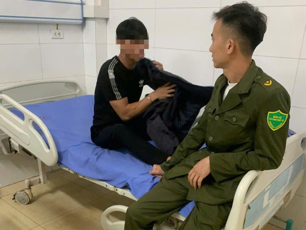 Đồng chí Hoàng Văn Tuấn đưa nam thanh niên đến kiểm tra sức khỏe tại Trung tâm Y tế huyện Ba Chẽ.