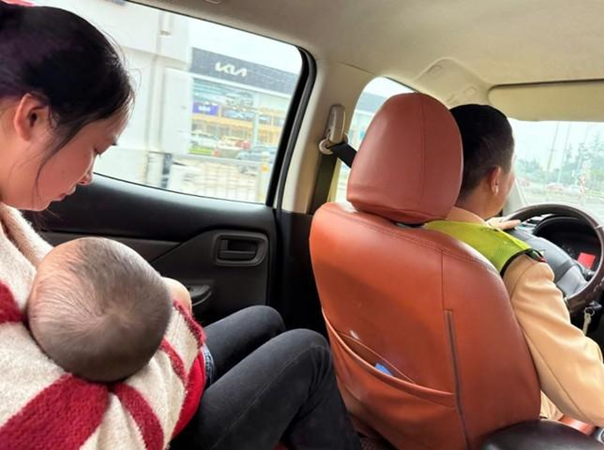 CSGT dùng xe đặc chủng chở cháu đến đến bệnh viện. CSGT dùng xe đặc chủng chở cháu đến đến bệnh viện.