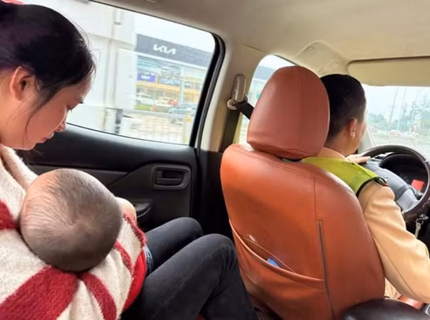 CSGT dùng xe đặc chủng chở cháu đến đến bệnh viện.