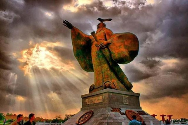 Tần Thủy Hoàng cho đúc 12 bức tượng người bằng kim loại với chiều cao 8 mét, mỗi pho tượng nặng đến 30 tấn, gọi là Kim Nhân.