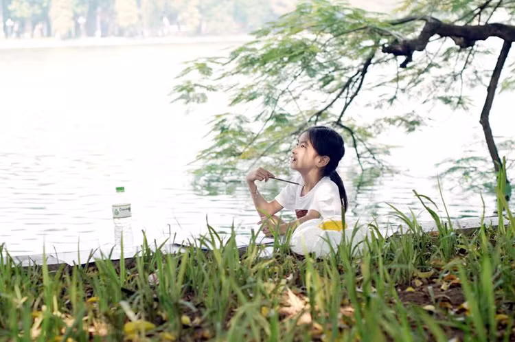 Bé Lê Lan Anh ở Quy Nhơn, đây là lần tiên bé đến Hà Nội. Bé đang được mẹ hướng dẫn vẽ hình Tháp Rùa bên Hồ Gươm.