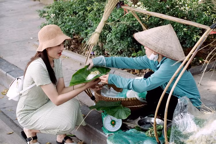 Bạn hãy dạo một vòng những con phố của thủ đô, cảm nhận hương hoa sữa nồng nàn trong gió và mùi cốm thơm ngát từ những gánh hàng rong.