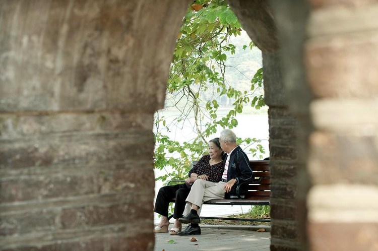 Ông Đức gặp lại bà Thanh tình cờ qua mạng xã hội, được sự ủng hộ của gia đình và người thân của cả hai bên, ông bà đang viết tiếp câu chuyện "Mối tình đầu" sau 50 năm gián đoạn.