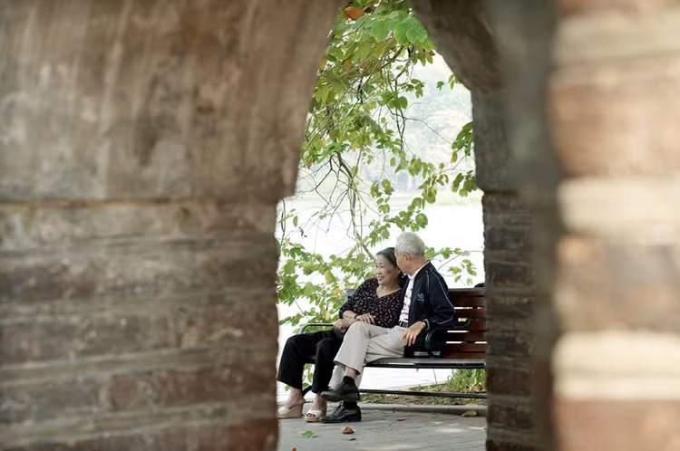 Ông Đức gặp lại bà Thanh tình cờ qua mạng xã hội, được sự ủng hộ của gia đình và người thân của cả hai bên, ông bà đang viết tiếp câu chuyện "Mối tình đầu" sau 50 năm gián đoạn.