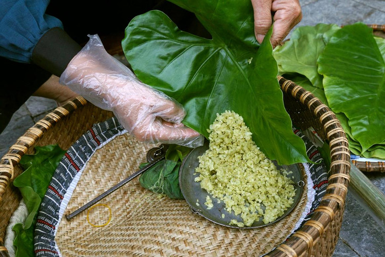 Nhắc đến mùa thu Hà Nội là nhắc đến cốm Vòng, hoa sữa.