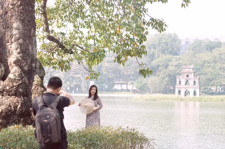 Nhiều người tìm đến hồ Hoàn Kiếm để chụp ảnh.