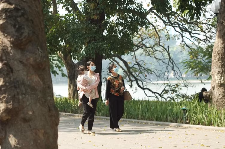 Rất nhiều người khi về Thủ đô đều lạ lẫm với sắc thu Hà Nội.