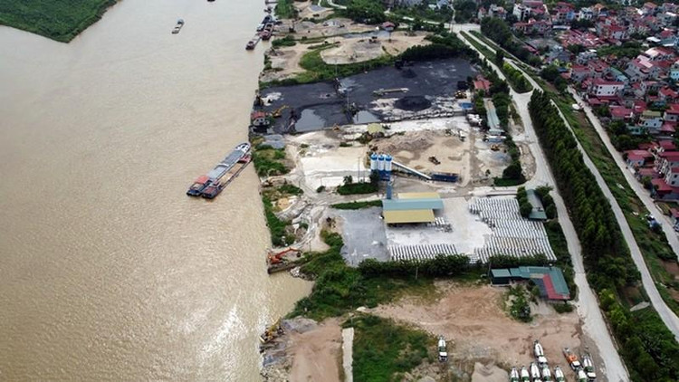 Từ tháng 5/2022, Sở TN&MT cùng lãnh đạo UBND tỉnh Bắc Ninh đã ra công văn, chỉ đạo dừng hoạt động, tập kết cát, sỏi và vật liệu xây dựng ở lòng sông, thế nhưng giữa tháng 9/2022 các bến bãi tại huyện Quế Võ vẫn hoạt động.