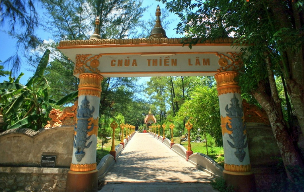 Chùa Thiền Lâm nổi tiếng nhờ phong cách kiến trúc Phật giáo Nam Tông đặc sắc. Chùa Thiền Lâm nổi tiếng nhờ phong cách kiến trúc Phật giáo Nam Tông đặc sắc.