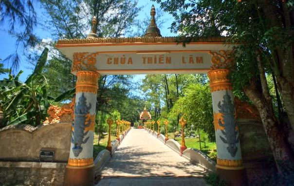 Chùa Thiền Lâm nổi tiếng nhờ phong cách kiến trúc Phật giáo Nam Tông đặc sắc.