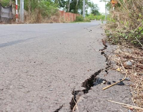 Vết nứt làm làm mặt đường đứt gãy, xệ hẳn về phía lề bên phải.