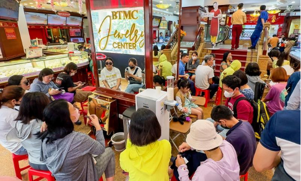 Hình ảnh ghi nhận bên trong một tiệm vàng tại Hà Nội chiều 10/5.