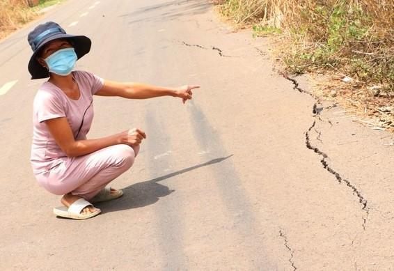 Vết nứt kéo dài hình vòng cung về phía Taluy âm của tuyến đường.