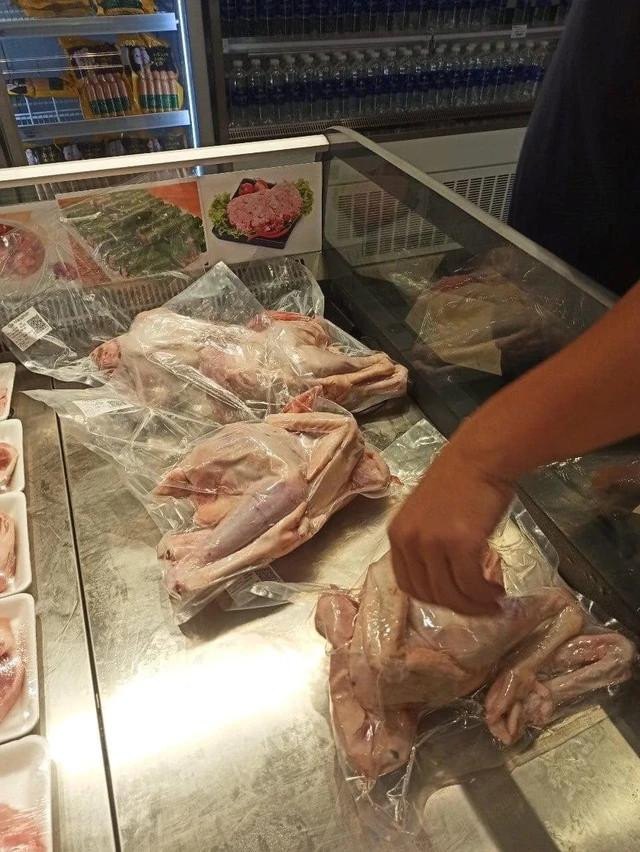 Một con gà đi bộ ăn chuối của HAGL nặng khoảng 1,6-2kg.