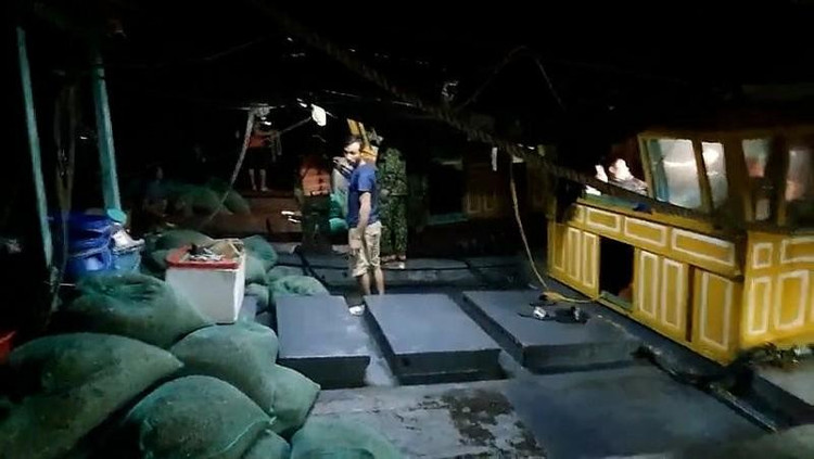 Tàu cá sử dụng ngư cụ cấm để khai thác thuỷ, hải sản bị bắt giữ.